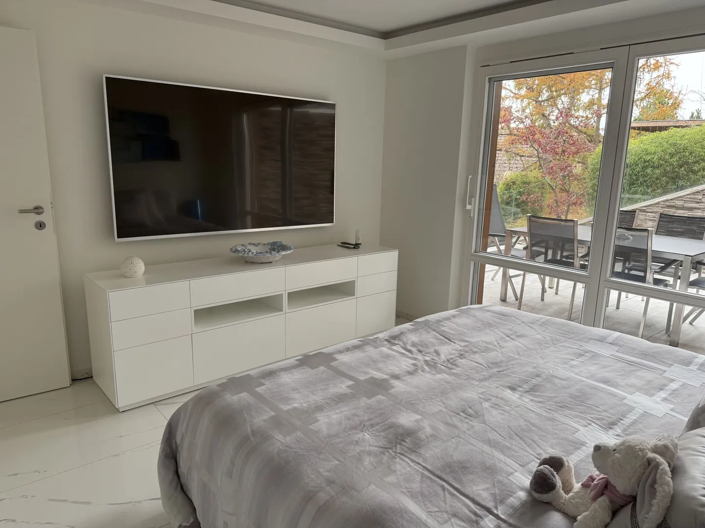 Top furnished 3.5-room apartment with lake and mountain view - Photo 7 of 14