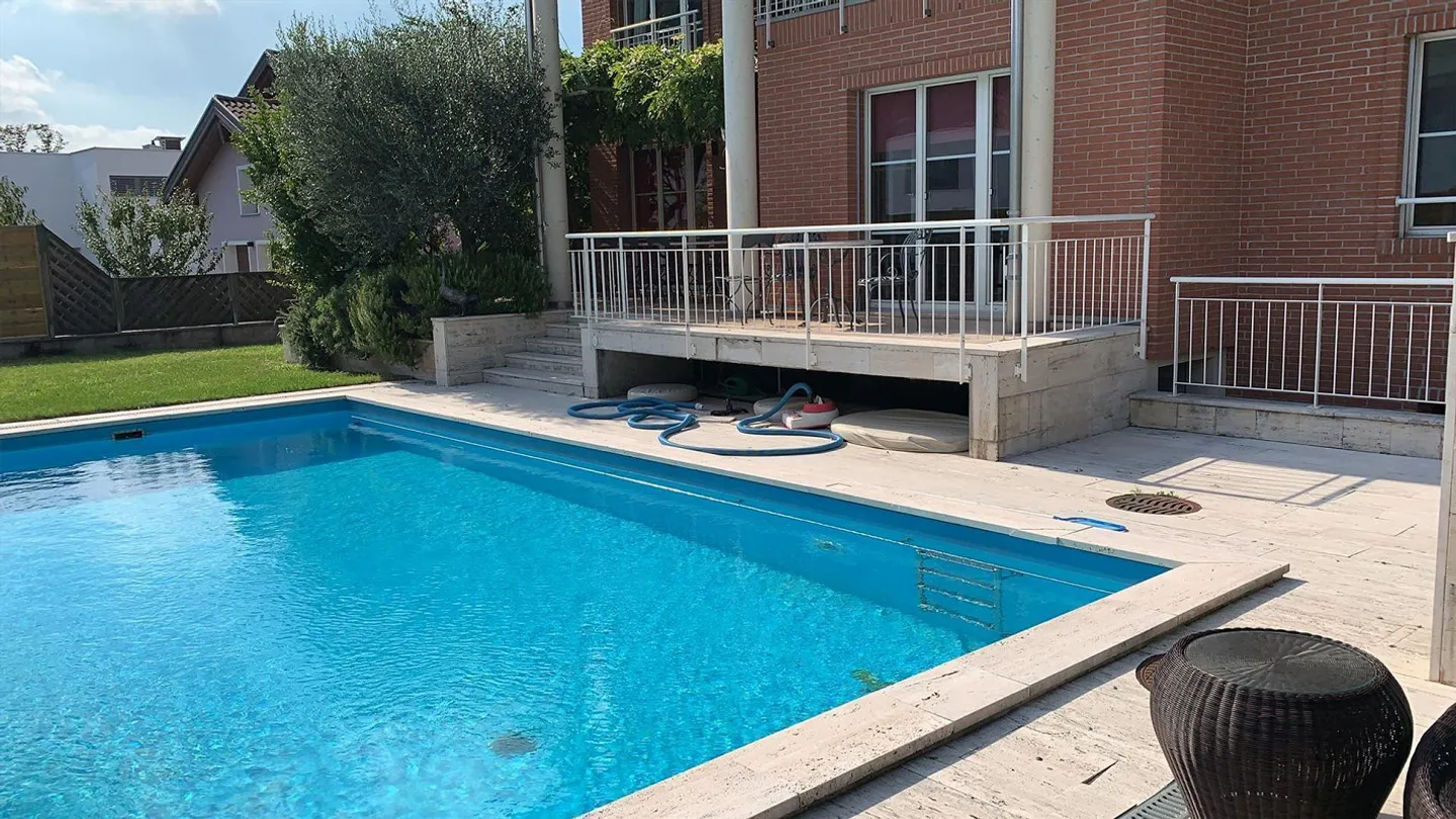 MODERNE EINZELVILLA MIT GARTEN UND SCHWIMMBAD - Foto 6 von 16