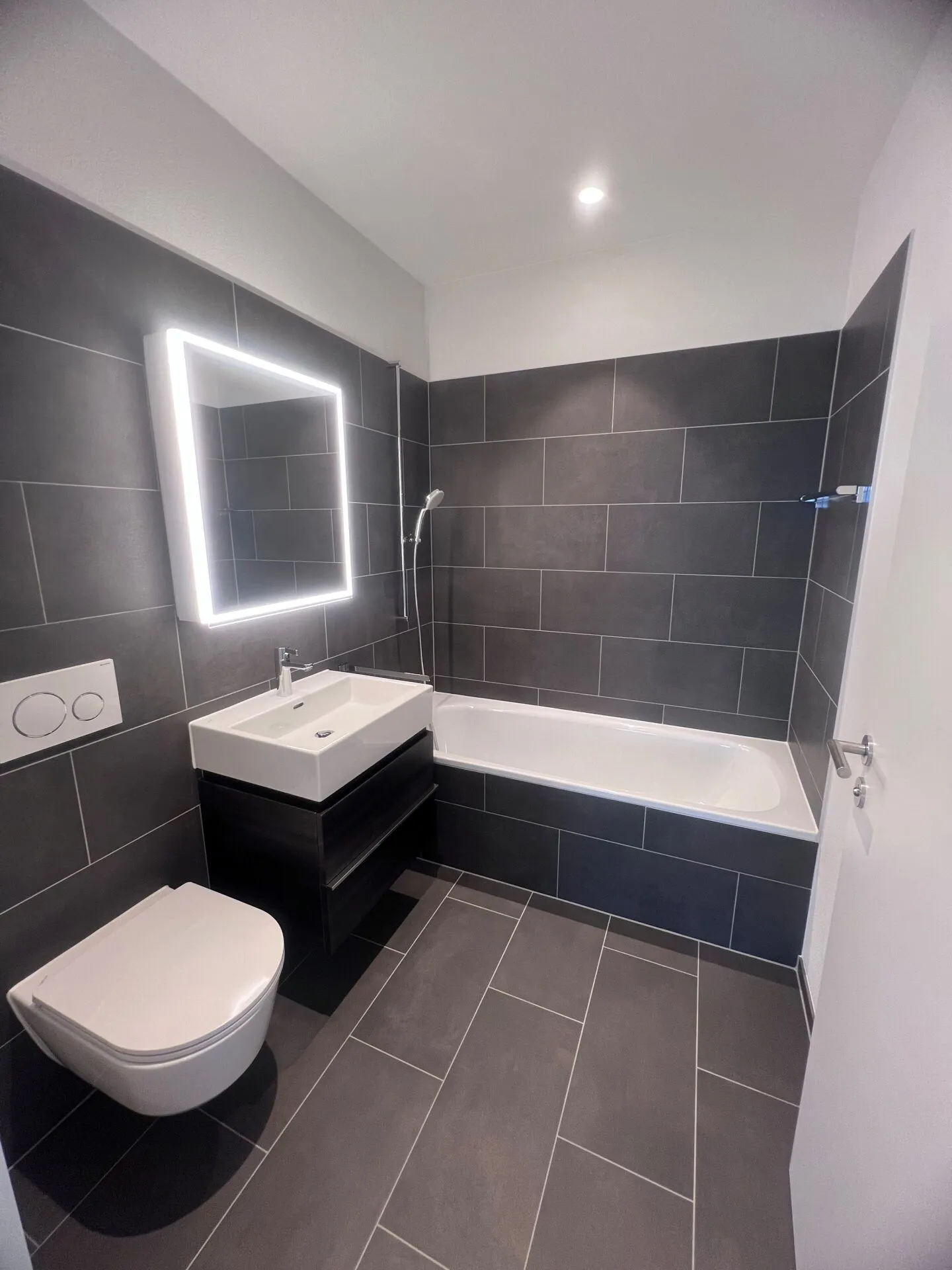 Appartement unique de 4,5 pièces au 9ème étage avec vue sur le Suhrental - Photo 2 sur 8