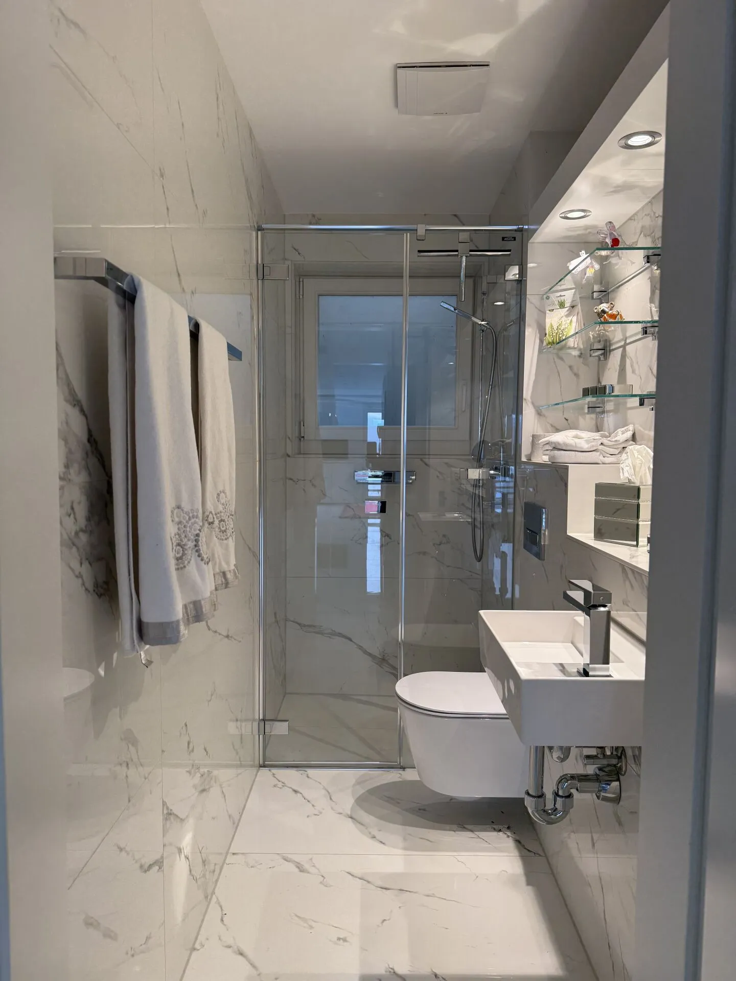 Top furnished 3.5-room apartment with lake and mountain view - Photo 10 of 14