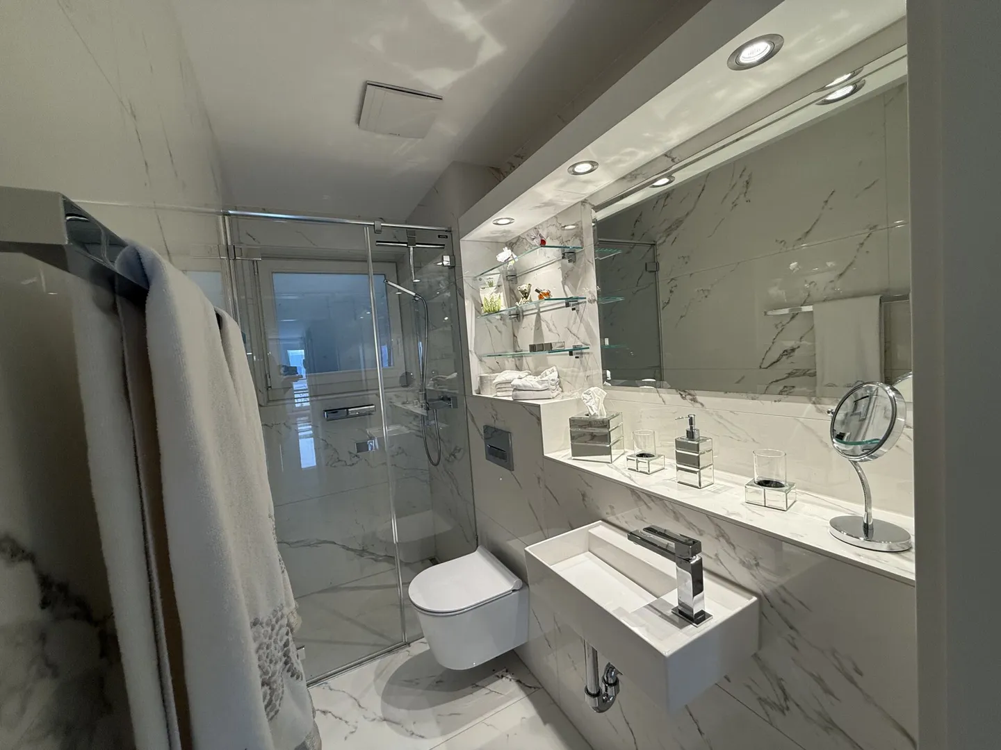 Top furnished 3.5-room apartment with lake and mountain view - Photo 11 of 14