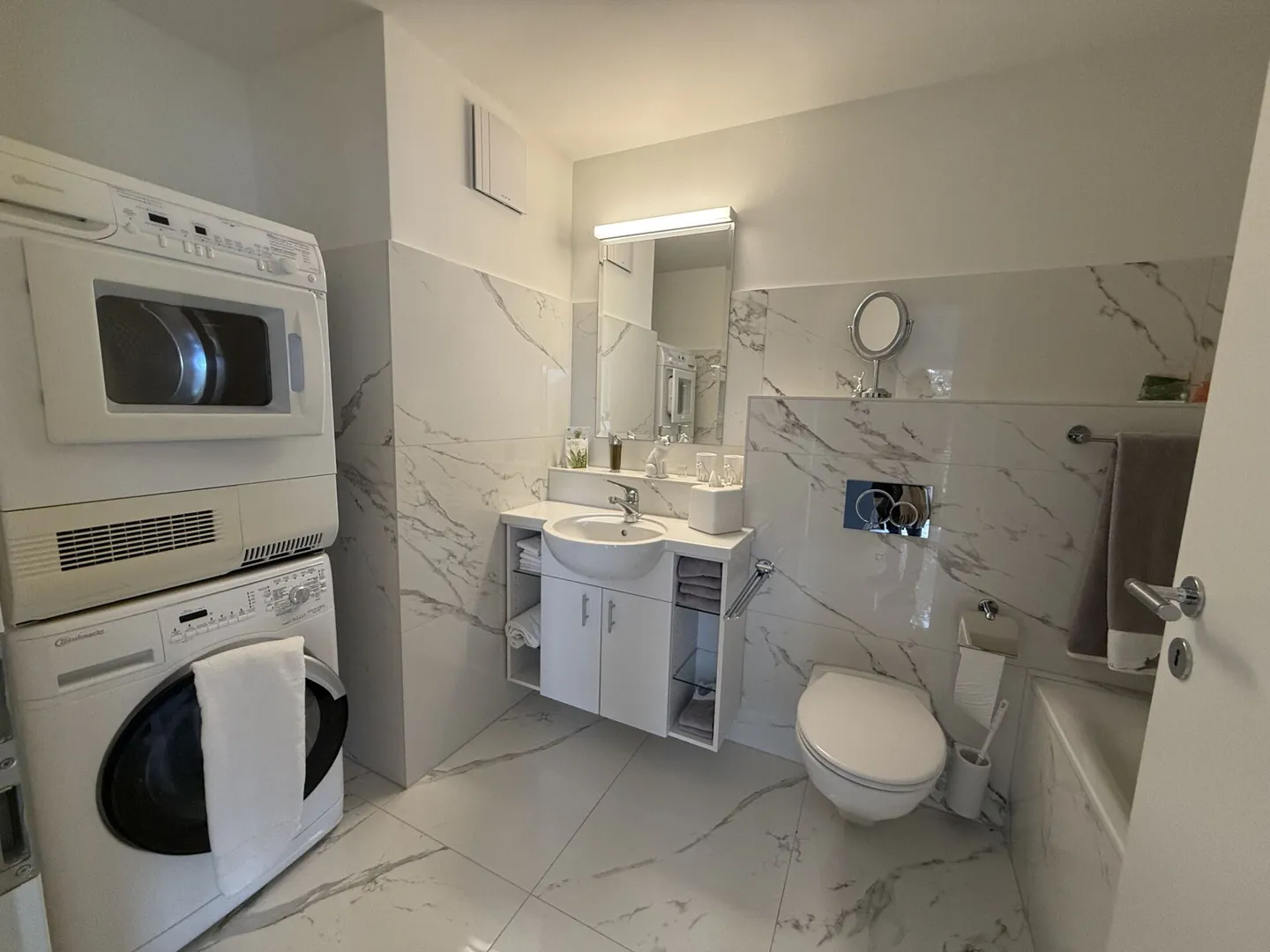 Top furnished 3.5-room apartment with lake and mountain view - Photo 12 of 14