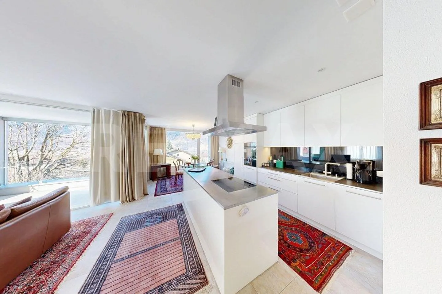 5½ Room Apartment with 2 Underground Parking Spaces and Utility Room - Photo 2 of 11