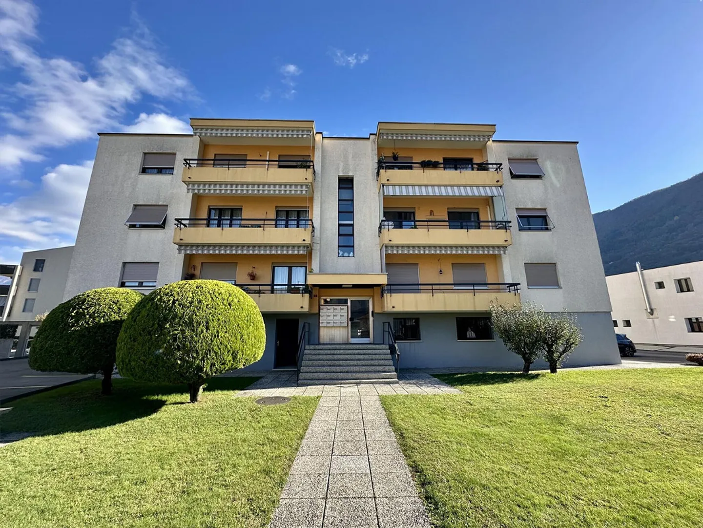 HELL UND GERÄUMIG 3.5 ZIMMER MIT GARAGE IN SANT'ANTONINO - Foto 1 von 9