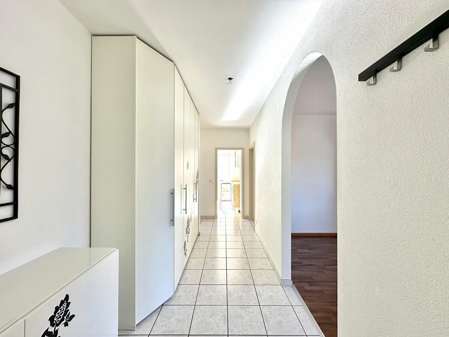 HELL UND GERÄUMIG 3.5 ZIMMER MIT GARAGE IN SANT'ANTONINO - Foto 3 von 9