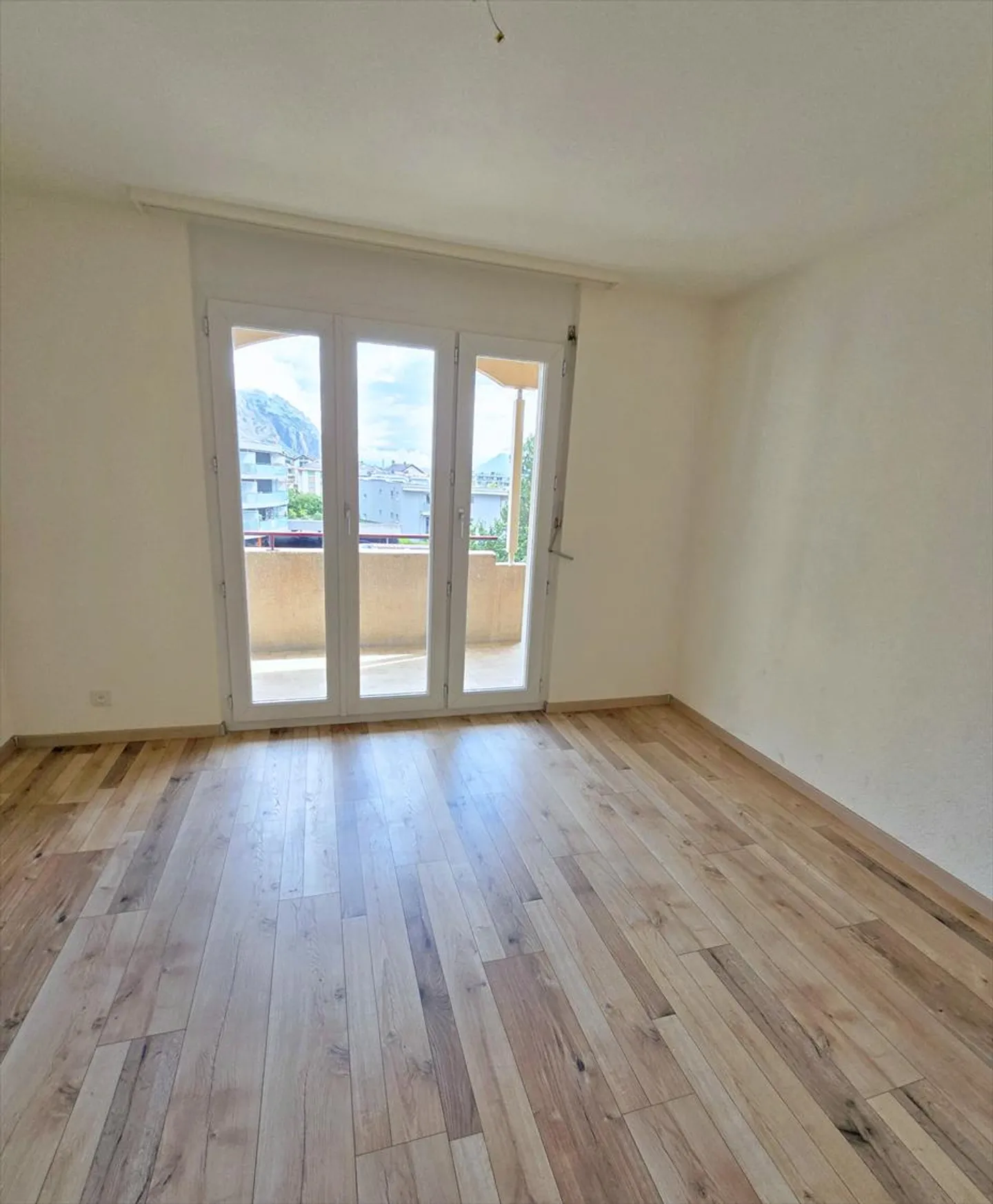 Ampio e luminoso appartamento di 4,5 stanze con vista libera - Foto 3 di 5