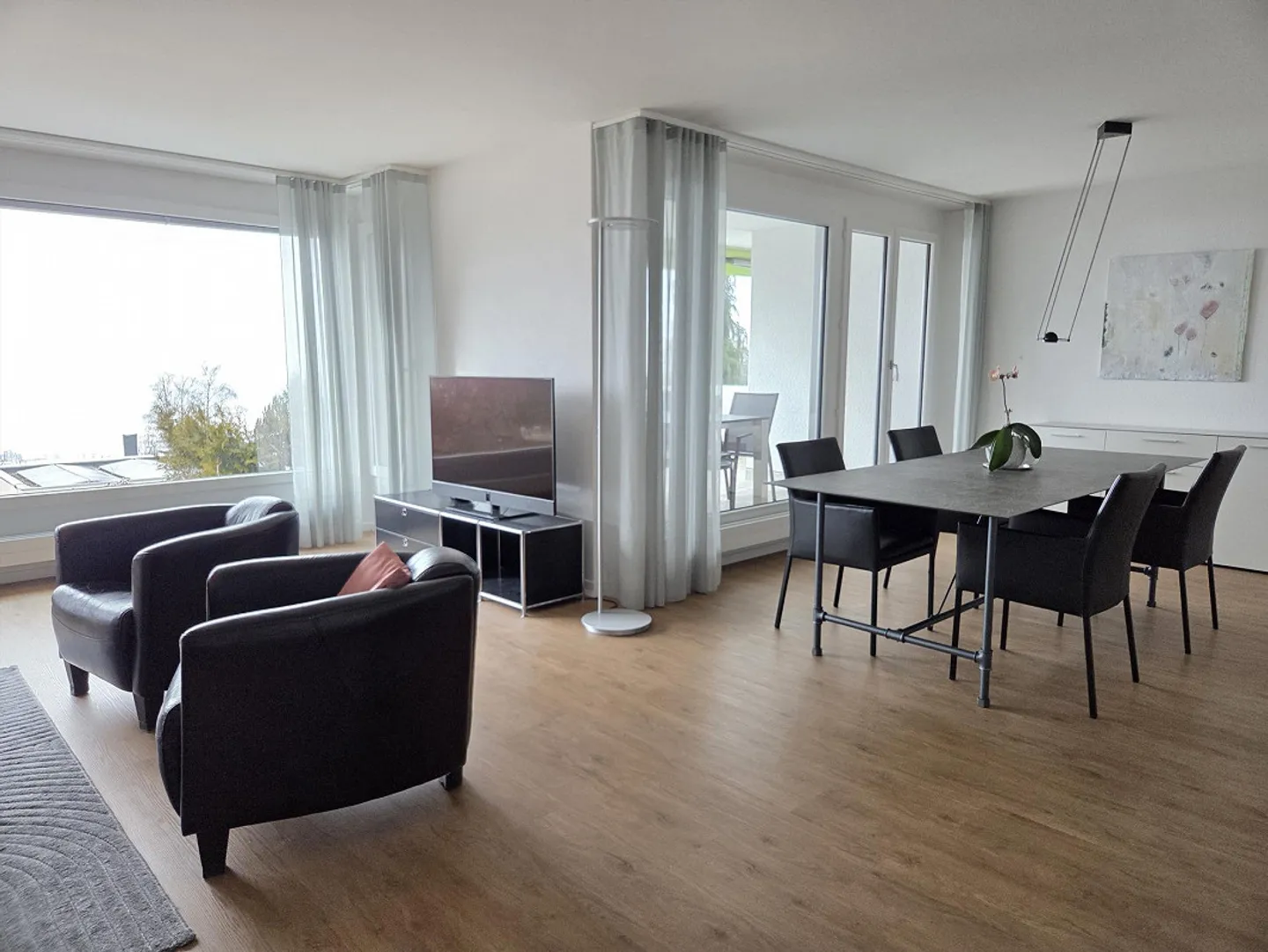 Bright and beautiful 2.5 room apartment in the green with wonderful views - Photo 2 of 14