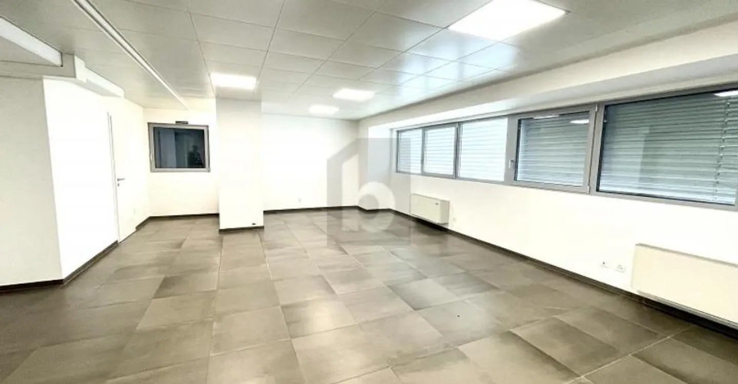NEUES HANDWERKLICHES UND KOMMERZIELLES GEBÄUDE - Foto 1 von 6