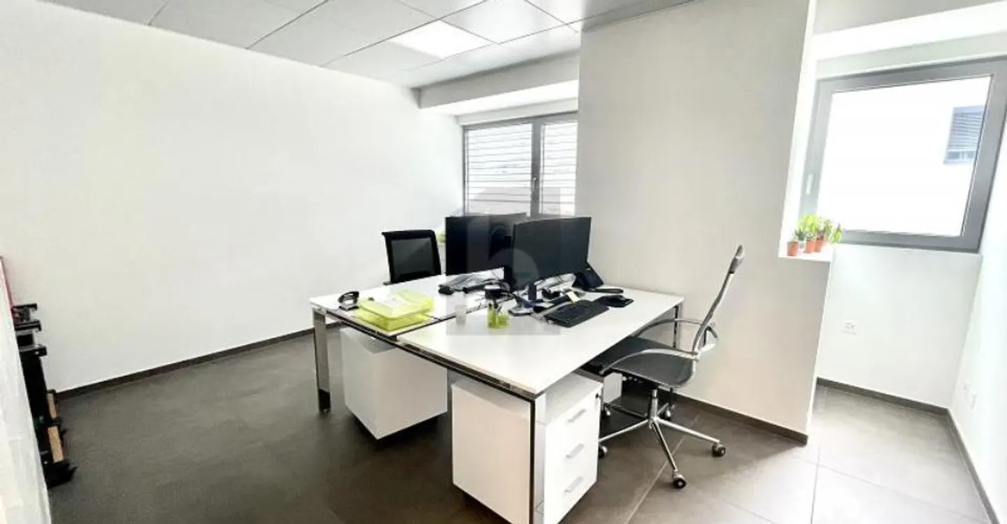NEUES HANDWERKLICHES UND KOMMERZIELLES GEBÄUDE - Foto 2 von 6