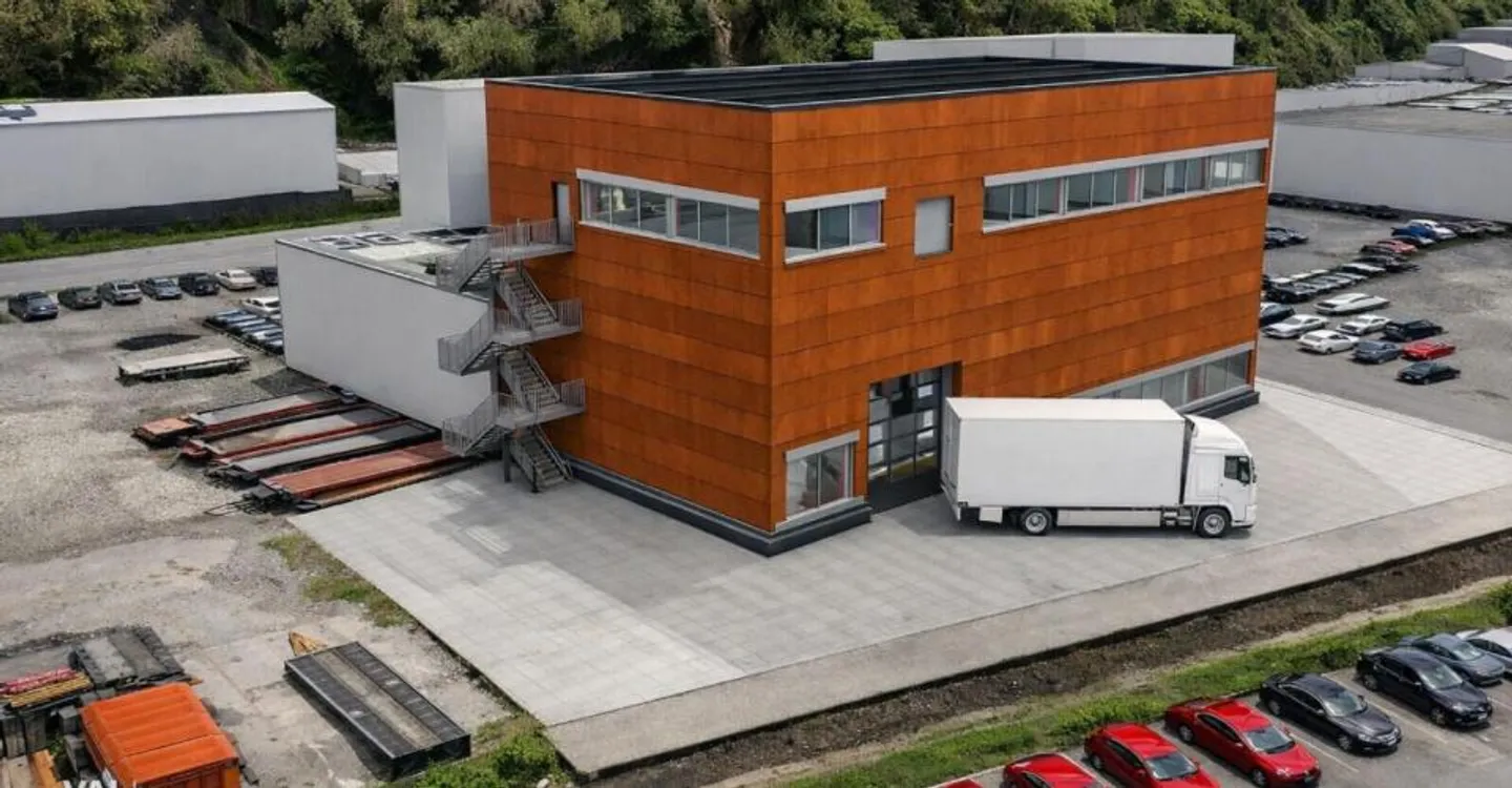 High-quality commercial hall with flexible usage options in prime location - Photo 1 of 9