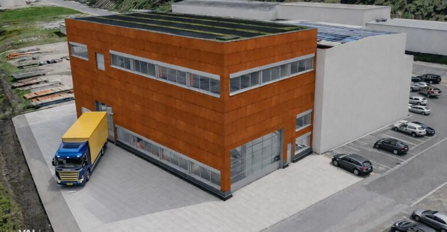 High-quality commercial hall with flexible usage options in prime location - Photo 2 of 9