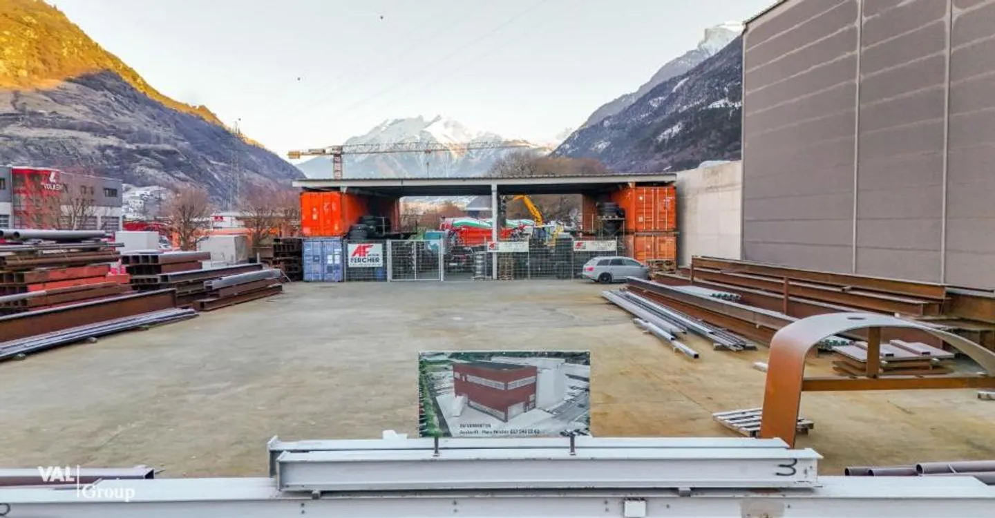 High-quality commercial hall with flexible usage options in prime location - Photo 4 of 9