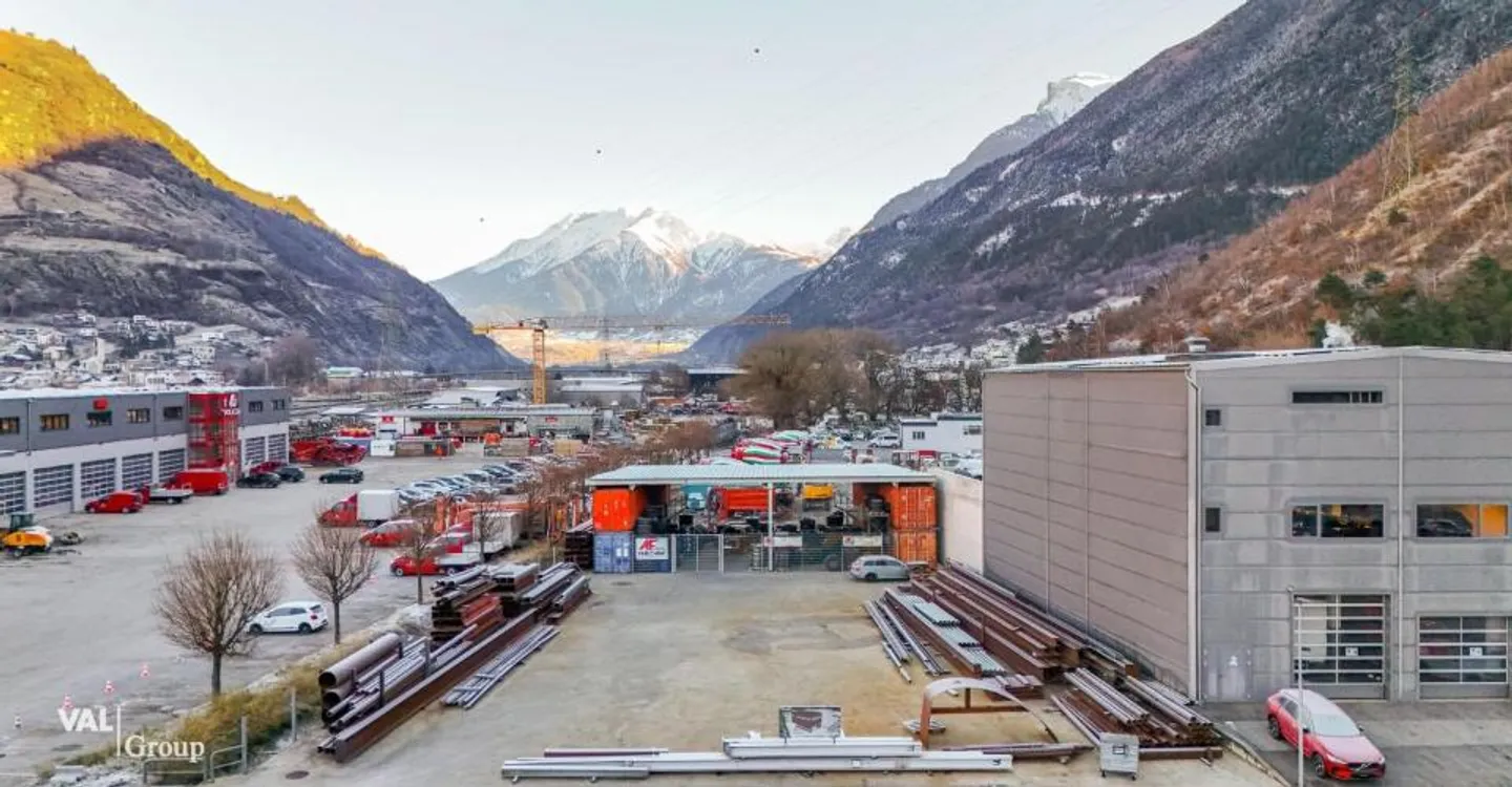 High-quality commercial hall with flexible usage options in prime location - Photo 5 of 9