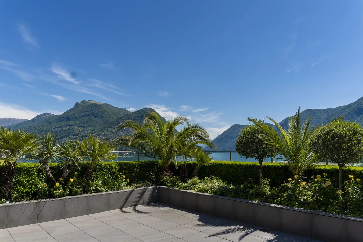 Meraviglioso appartamento con terrazza vista lago - Foto 2 von 13