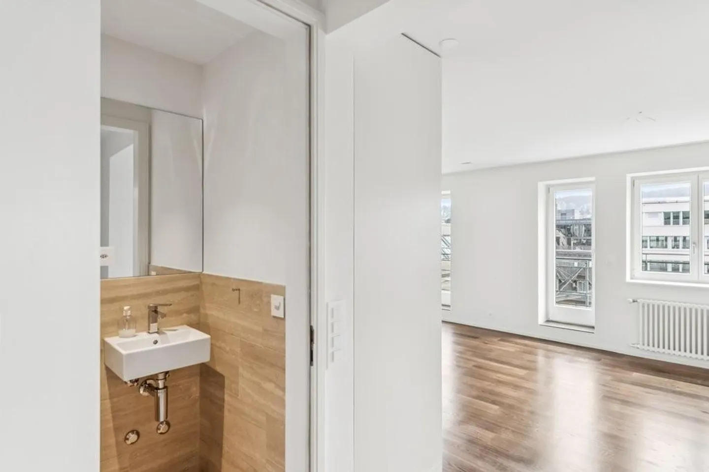 Bel appartement de 2,5 pièces sur la promenade du lac - Photo 3 sur 11