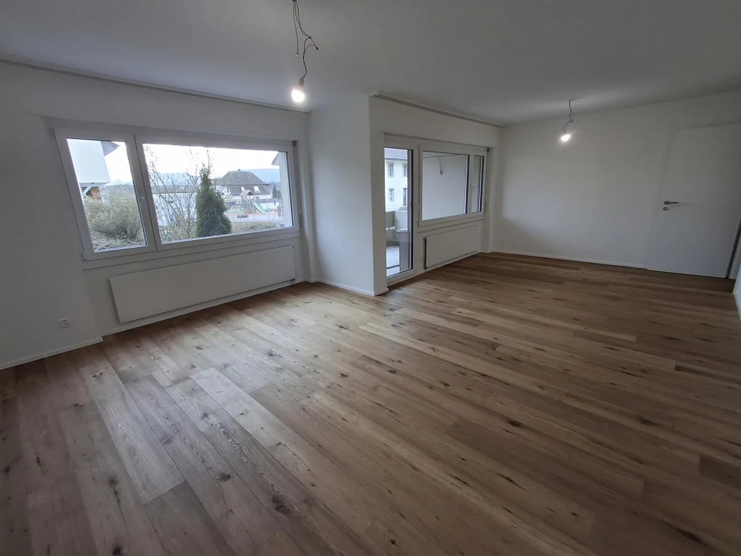 Freshly renovated and bright 5-room apartment with underground parking space - Photo 1 of 8