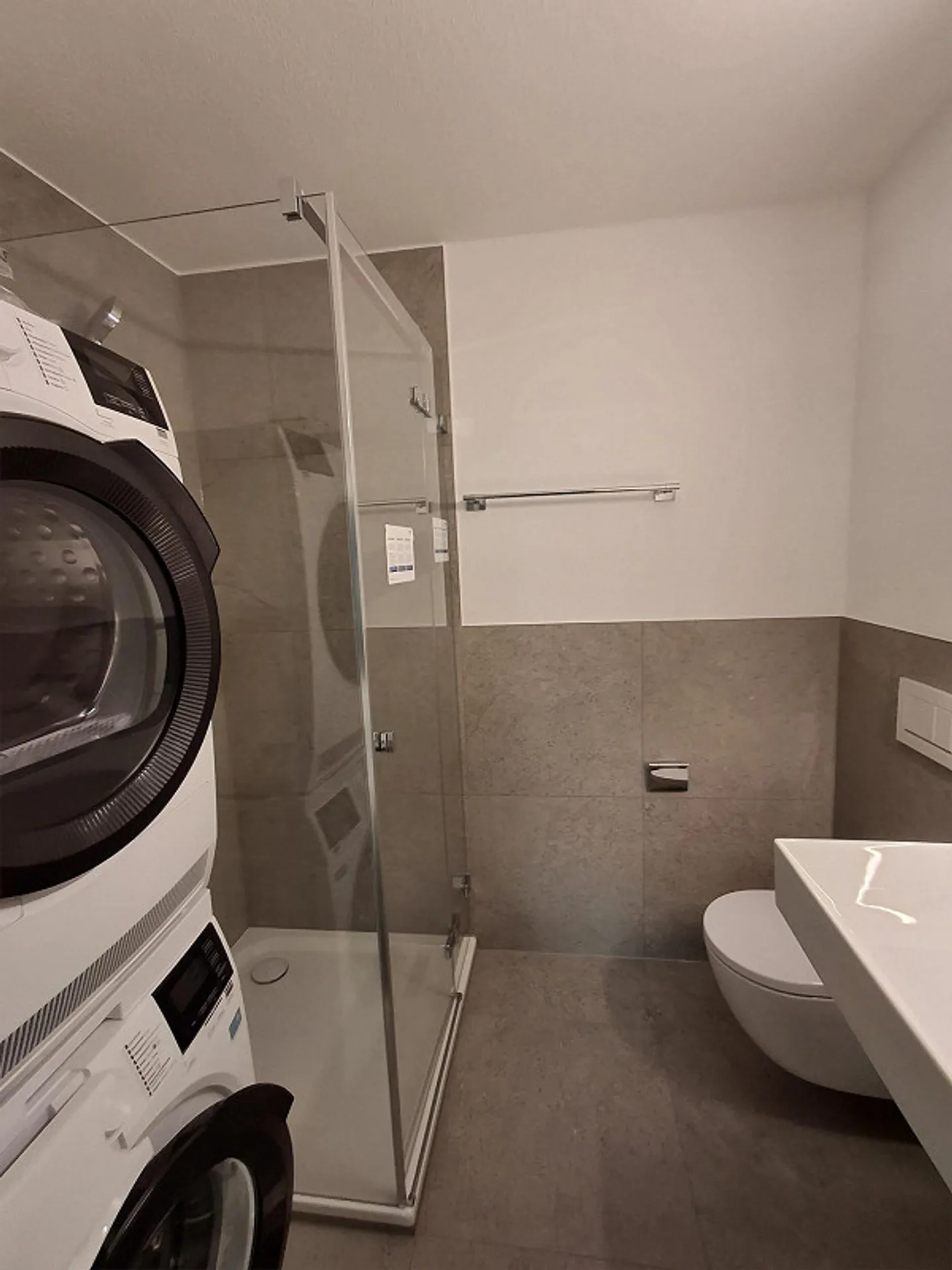 Freshly renovated and bright 5-room apartment with underground parking space - Photo 2 of 8