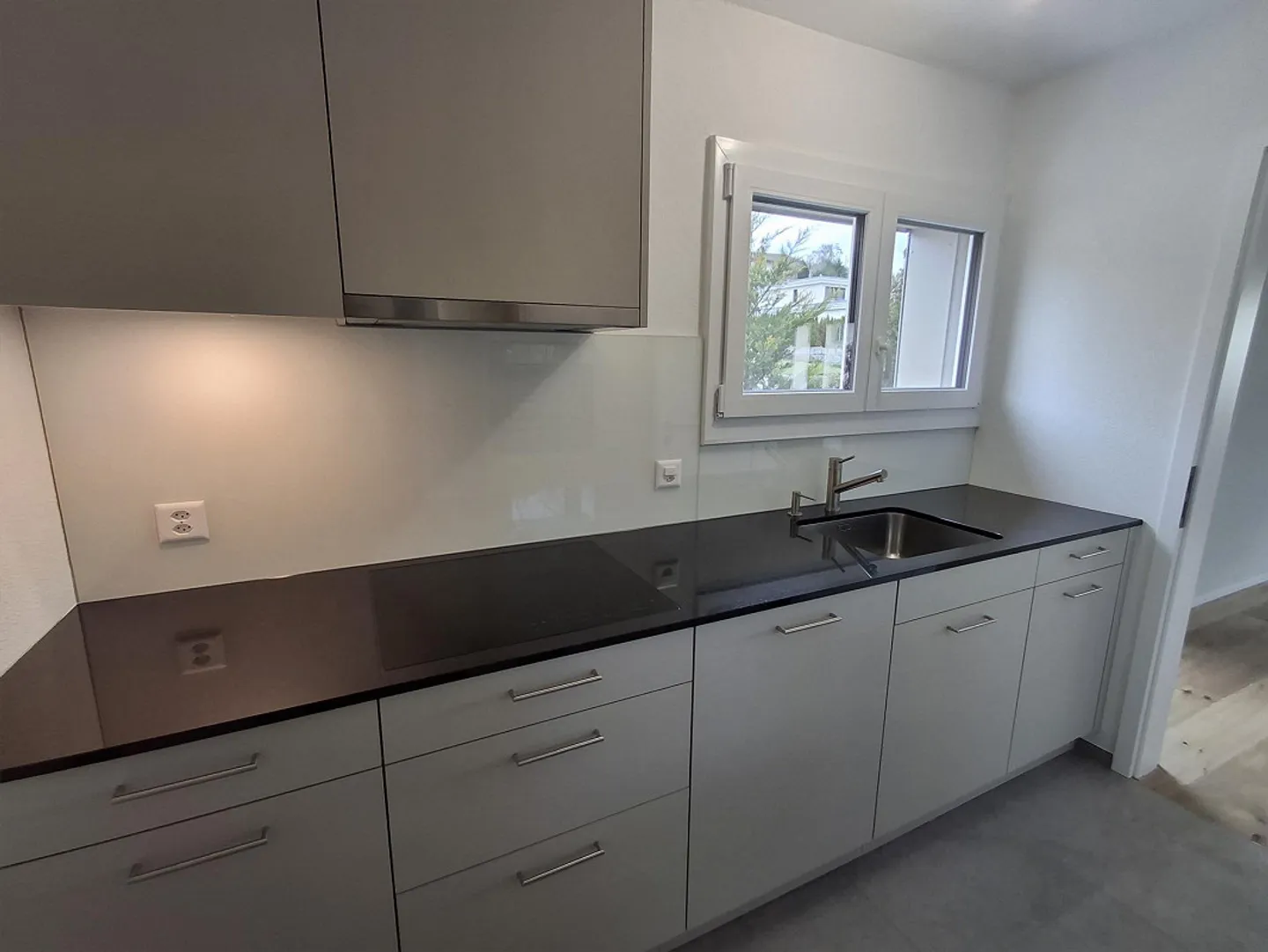 Freshly renovated and bright 5-room apartment with underground parking space - Photo 4 of 8