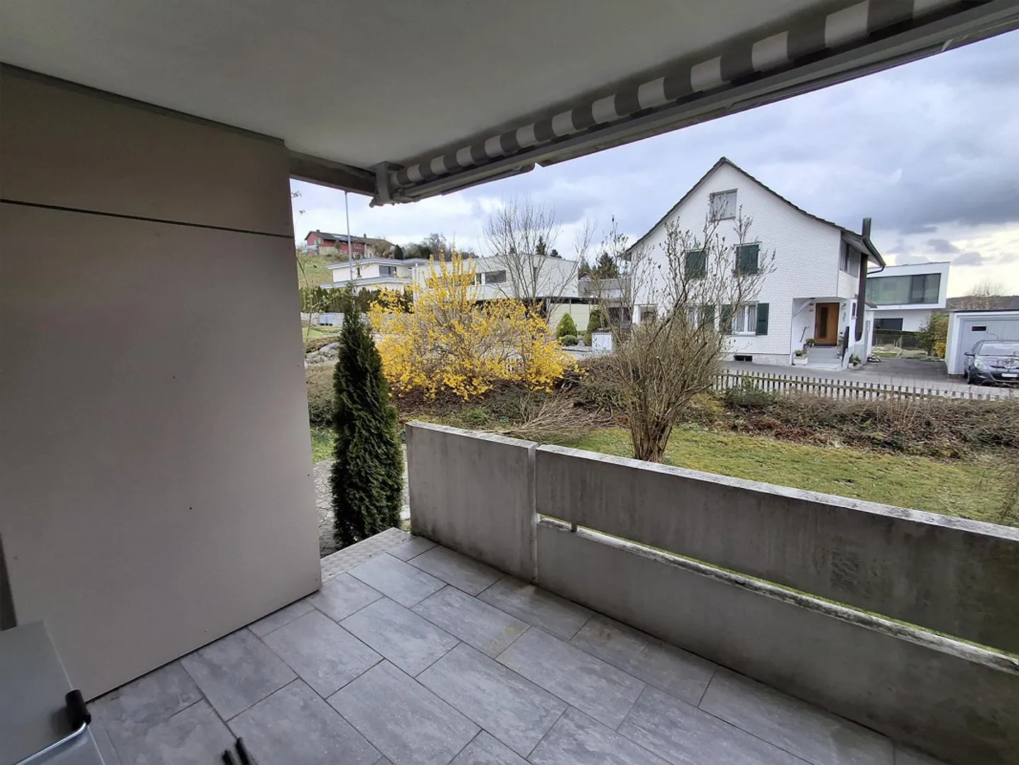 Freshly renovated and bright 5-room apartment with underground parking space - Photo 3 of 8