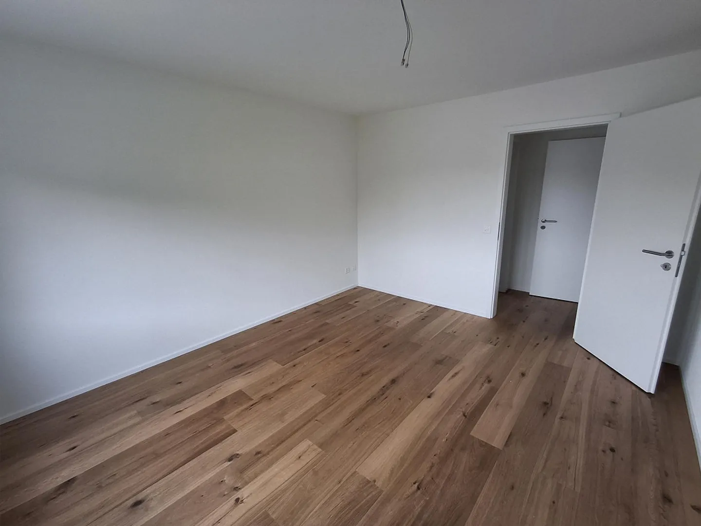 Freshly renovated and bright 5-room apartment with underground parking space - Photo 6 of 8