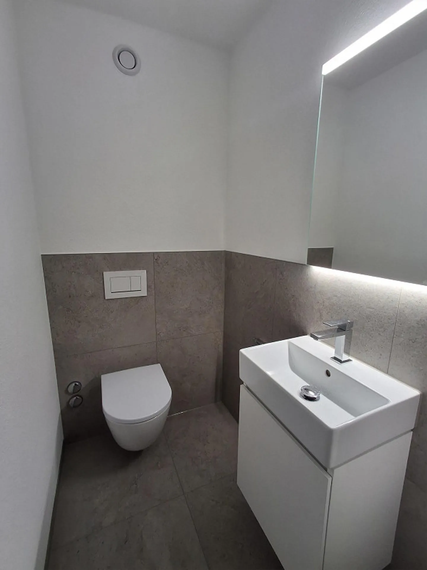 Freshly renovated and bright 5-room apartment with underground parking space - Photo 7 of 8