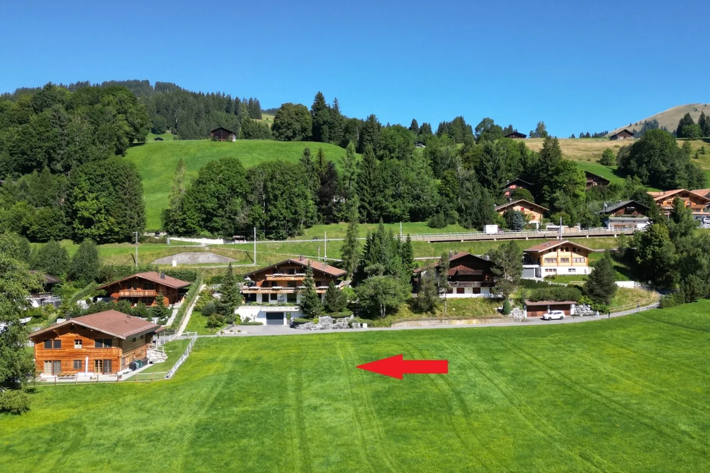 Terrain constructible de ~800 m2
dans un cadre idyllique à Schönried - Photo 2 sur 4