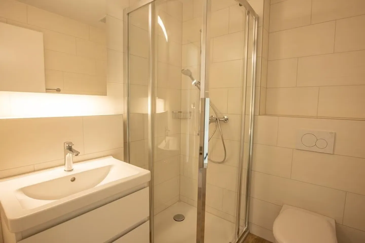 Spacious, bright apartment with balcony and private laundry room - Photo 4 of 12