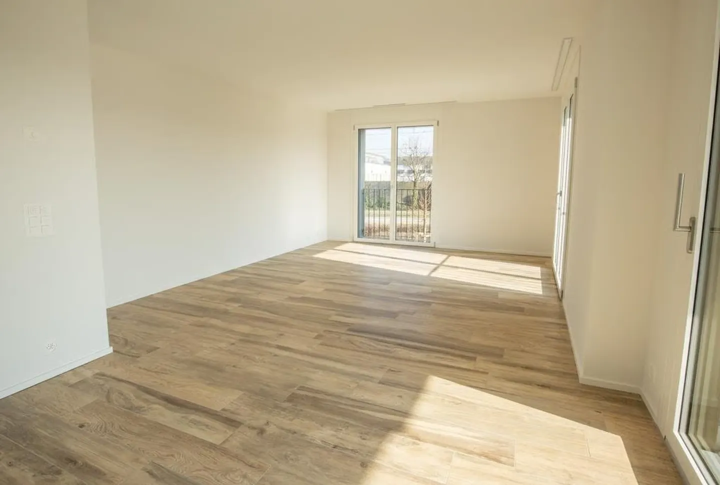 Spacious, bright apartment with balcony and private laundry room - Photo 5 of 12