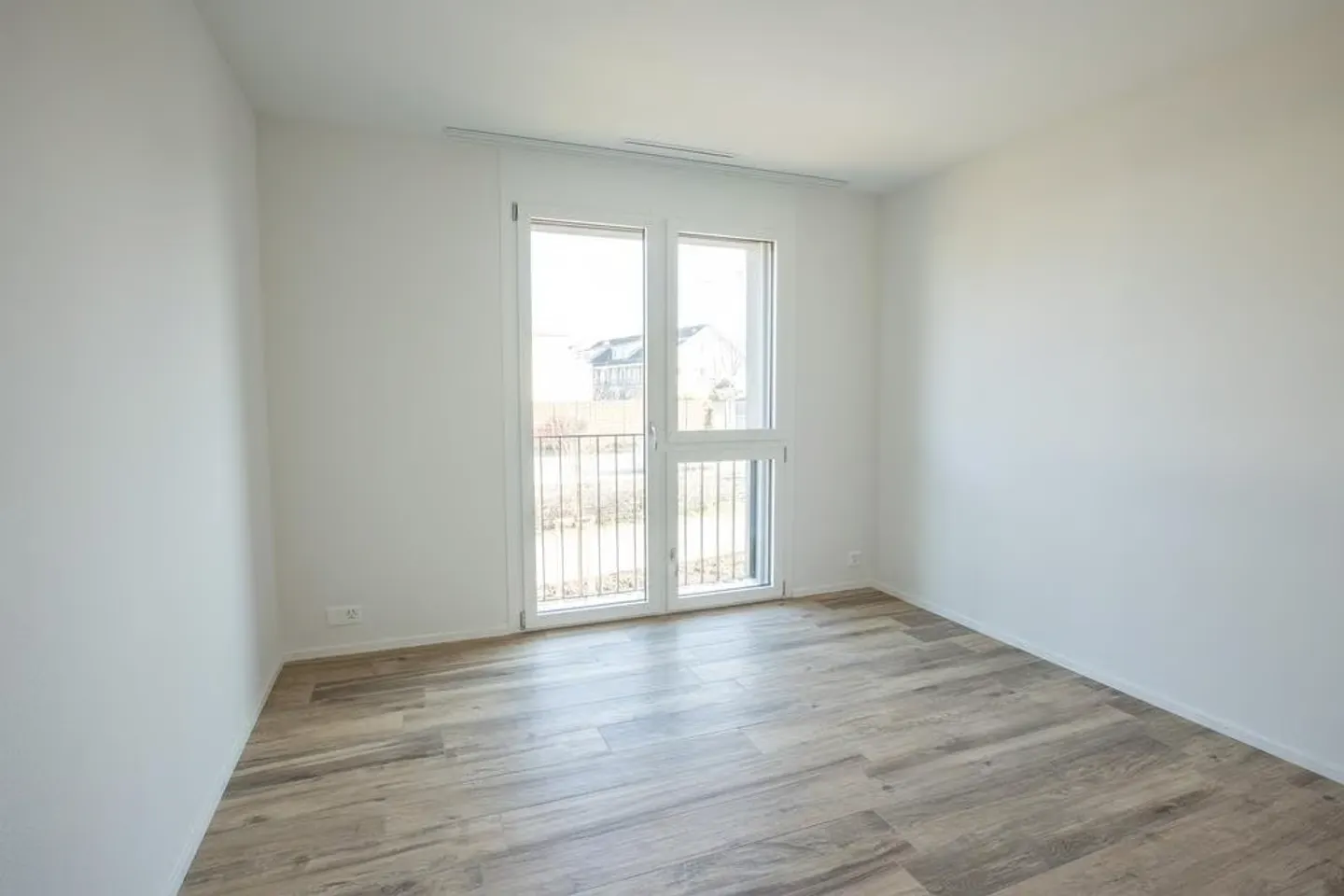 Spacious, bright apartment with balcony and private laundry room - Photo 6 of 12