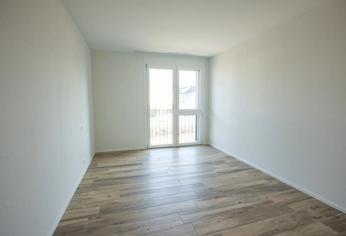 Spacious, bright apartment with balcony and private laundry room - Photo 7 of 12