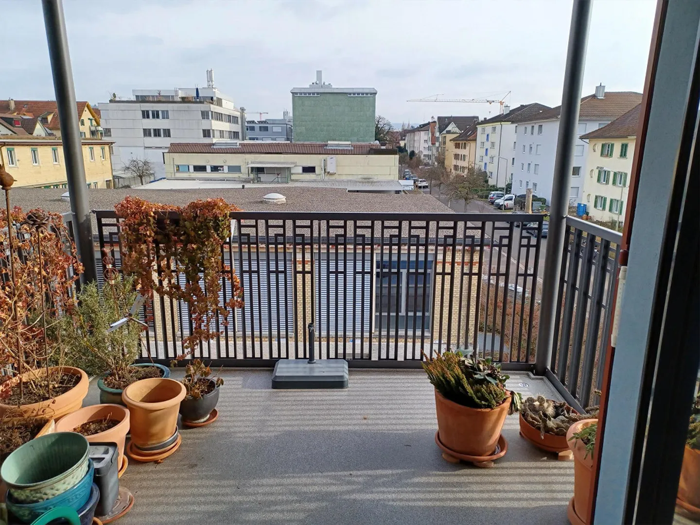 sonnige und moderne 3,5-Zimmer-Wohnung, zentral und ruhig - Foto 2 von 6