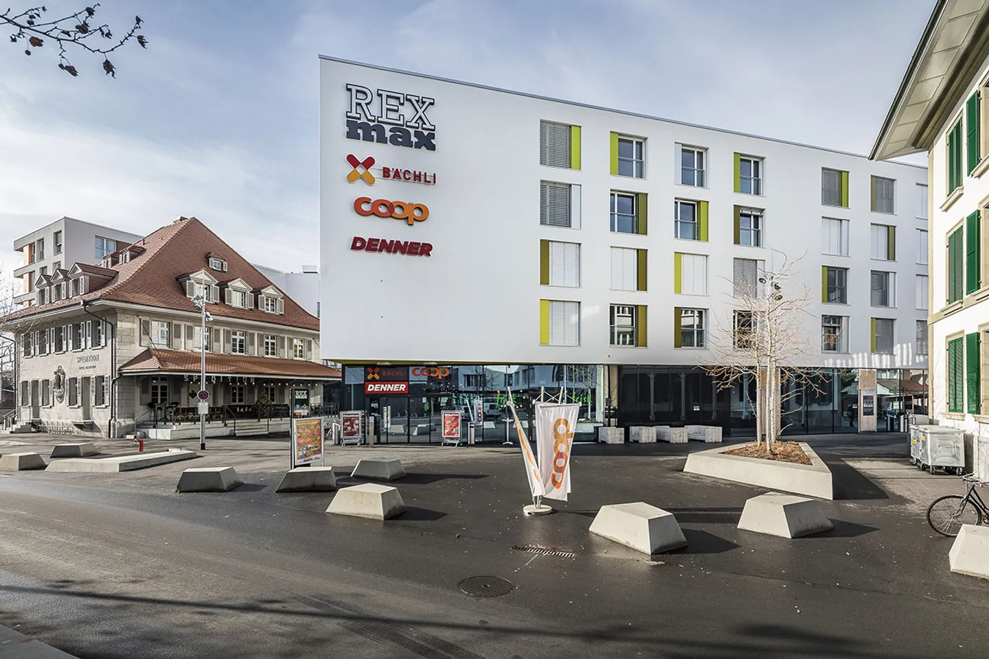 Spazio commerciale in posizione privilegiata - Foto 1 di 10