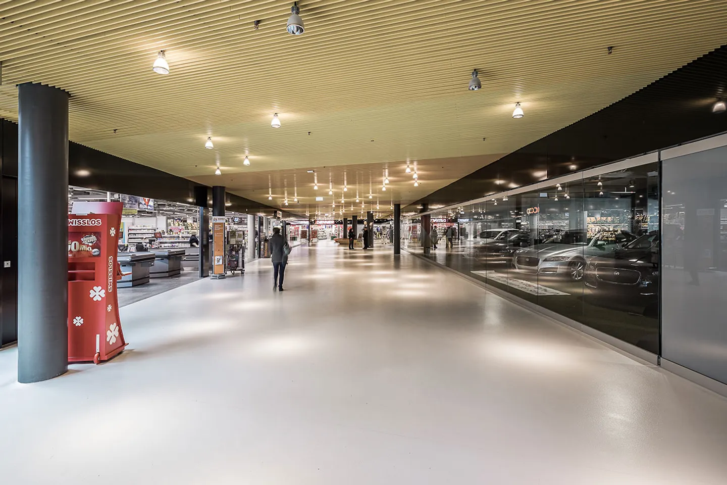 Spazio commerciale in posizione privilegiata - Foto 4 di 10