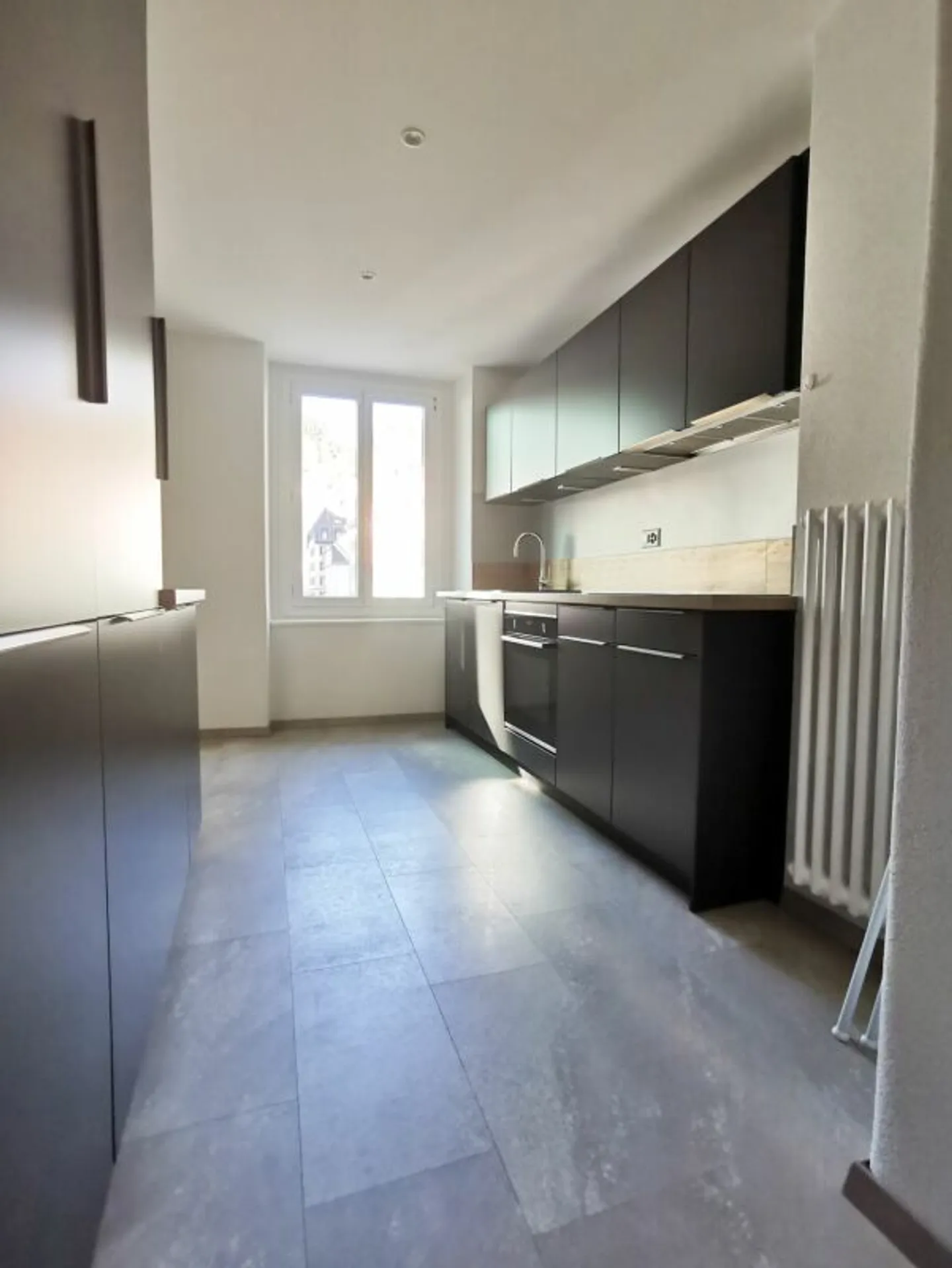 Beautifully renovated 3-room apartment - Photo 2 of 12