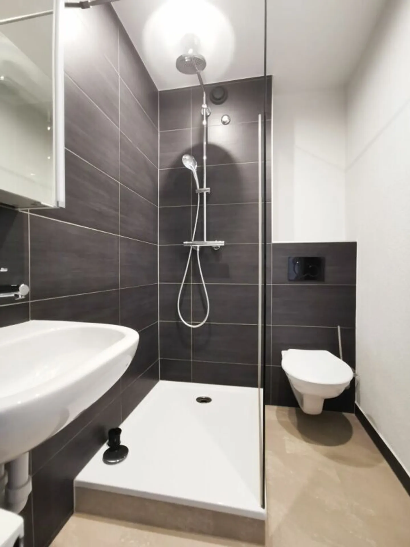 Beautifully renovated 3-room apartment - Photo 7 of 12