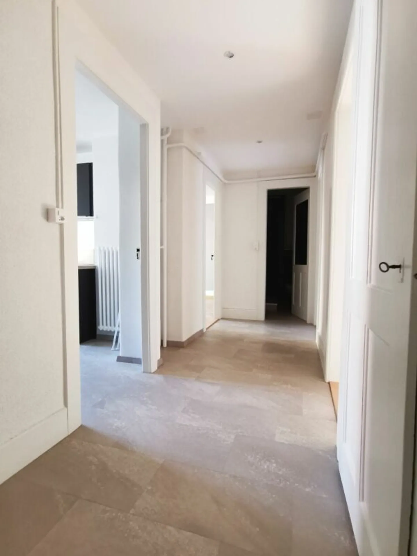 Beautifully renovated 3-room apartment - Photo 8 of 12