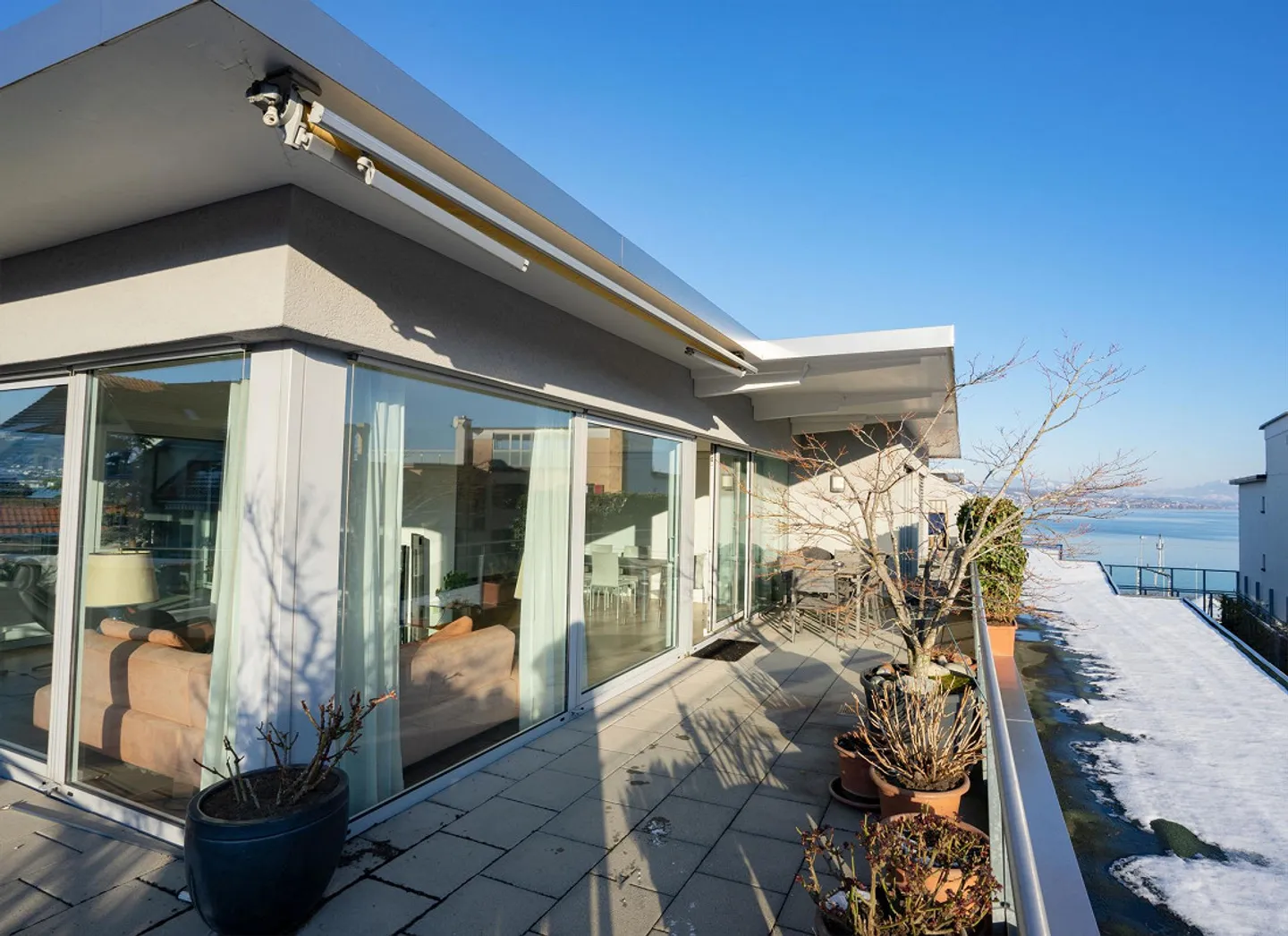 Appartement en attique bien entretenu dans un emplacement central avec vue sur le lac et panoramique - Photo 1 sur 12