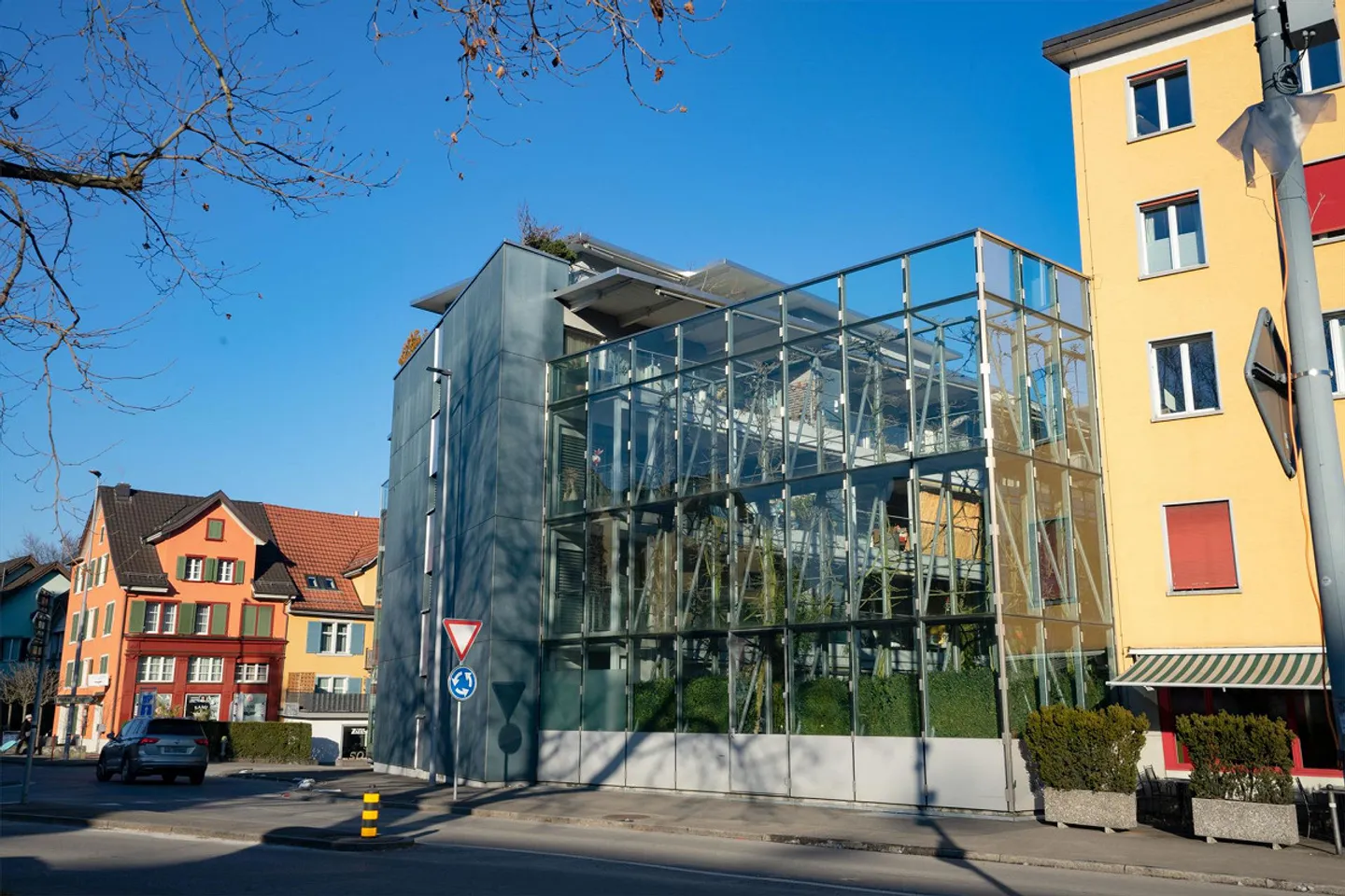 Appartement en attique bien entretenu dans un emplacement central avec vue sur le lac et panoramique - Photo 3 sur 12