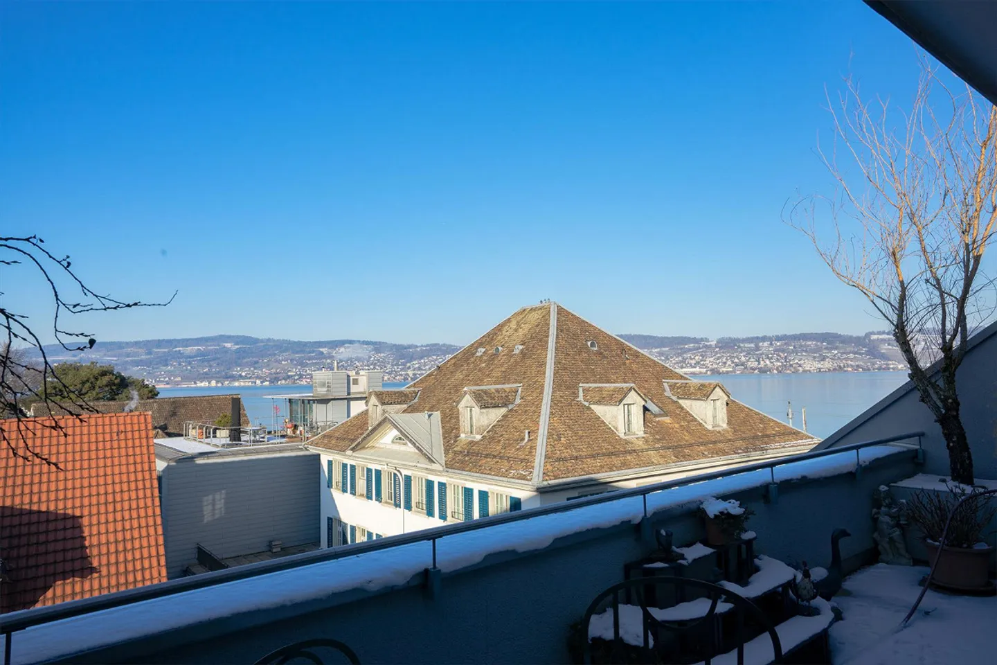 Appartement en attique bien entretenu dans un emplacement central avec vue sur le lac et panoramique - Photo 5 sur 12