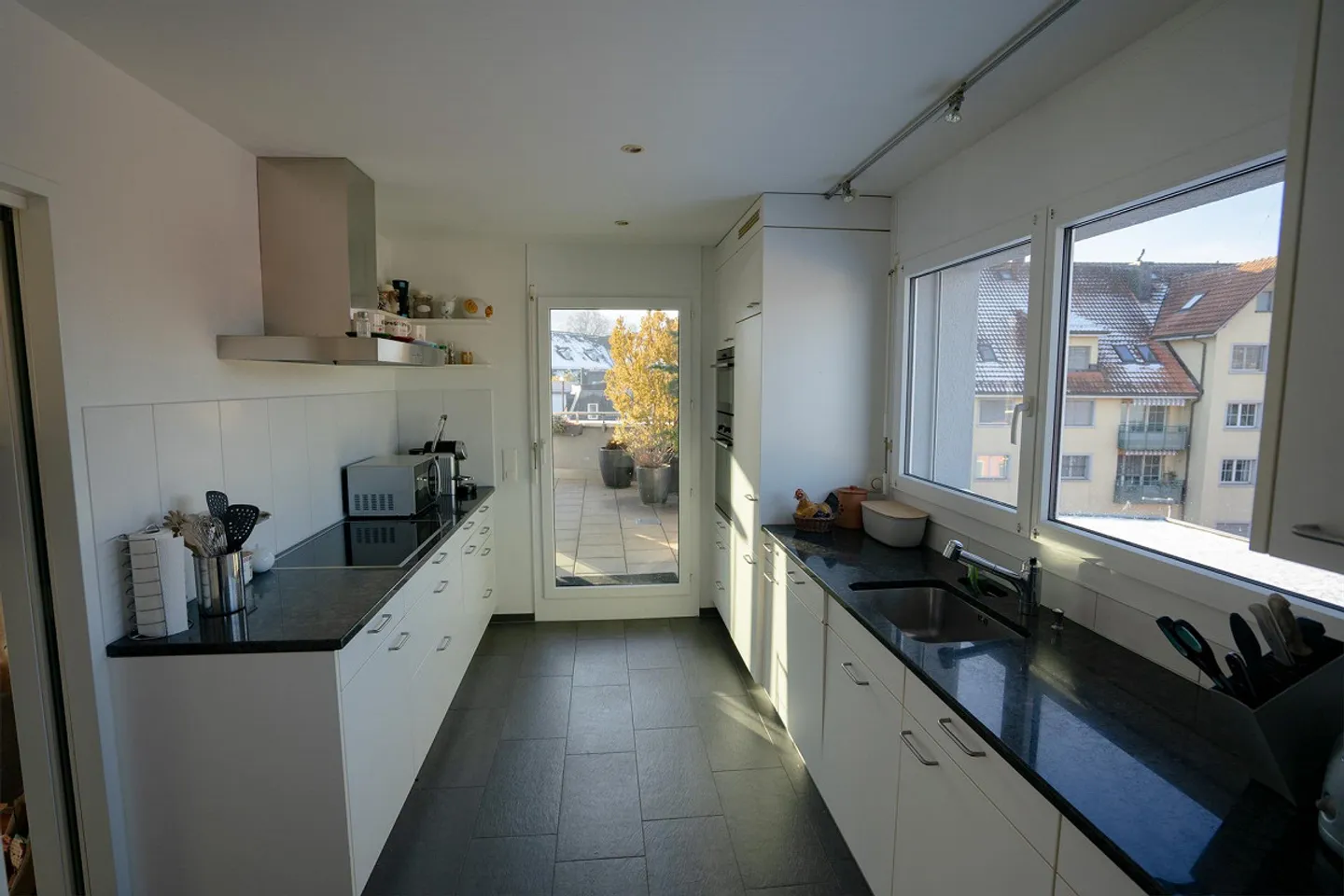 Appartement en attique bien entretenu dans un emplacement central avec vue sur le lac et panoramique - Photo 8 sur 12