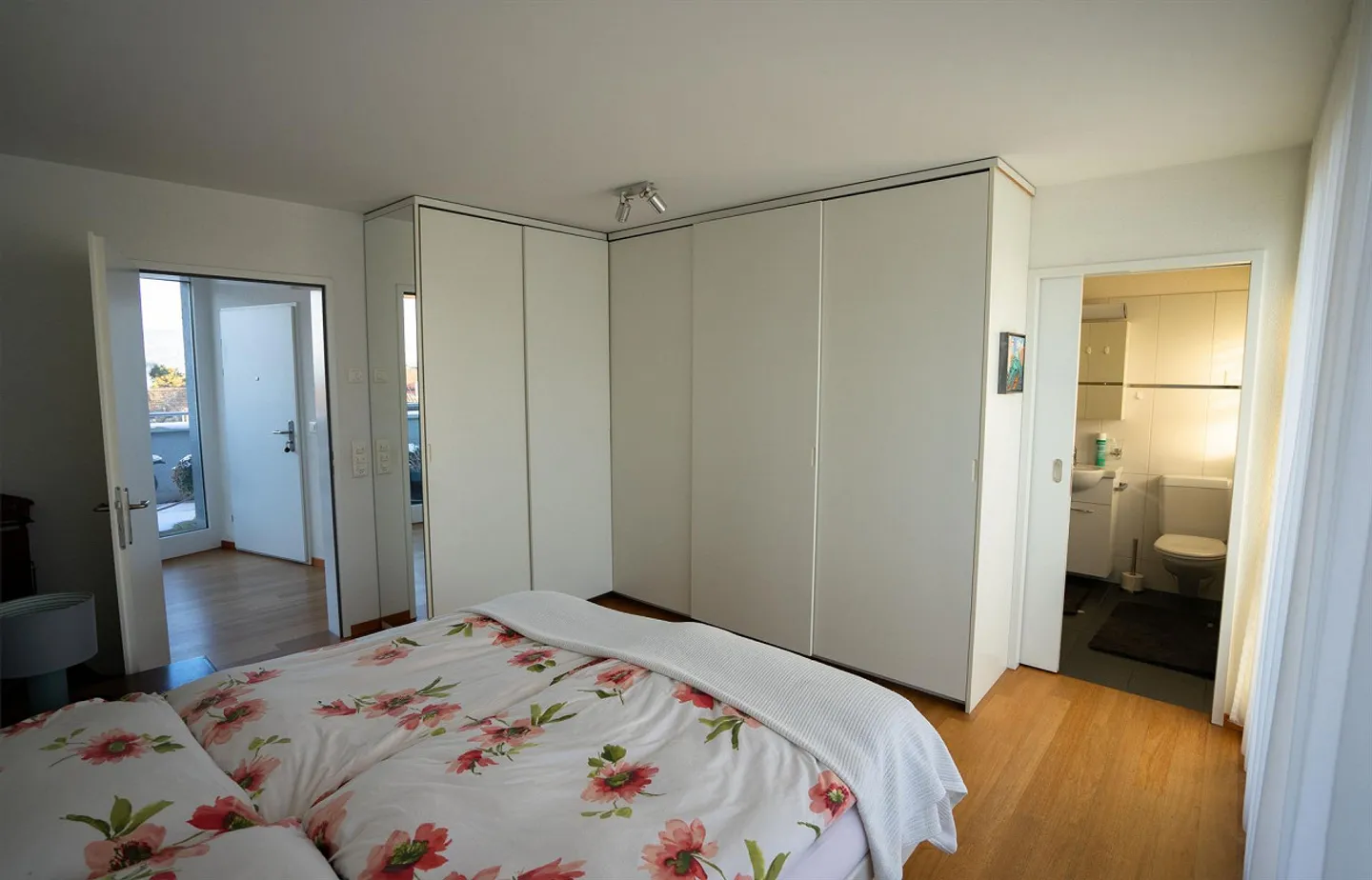 Appartement en attique bien entretenu dans un emplacement central avec vue sur le lac et panoramique - Photo 10 sur 12