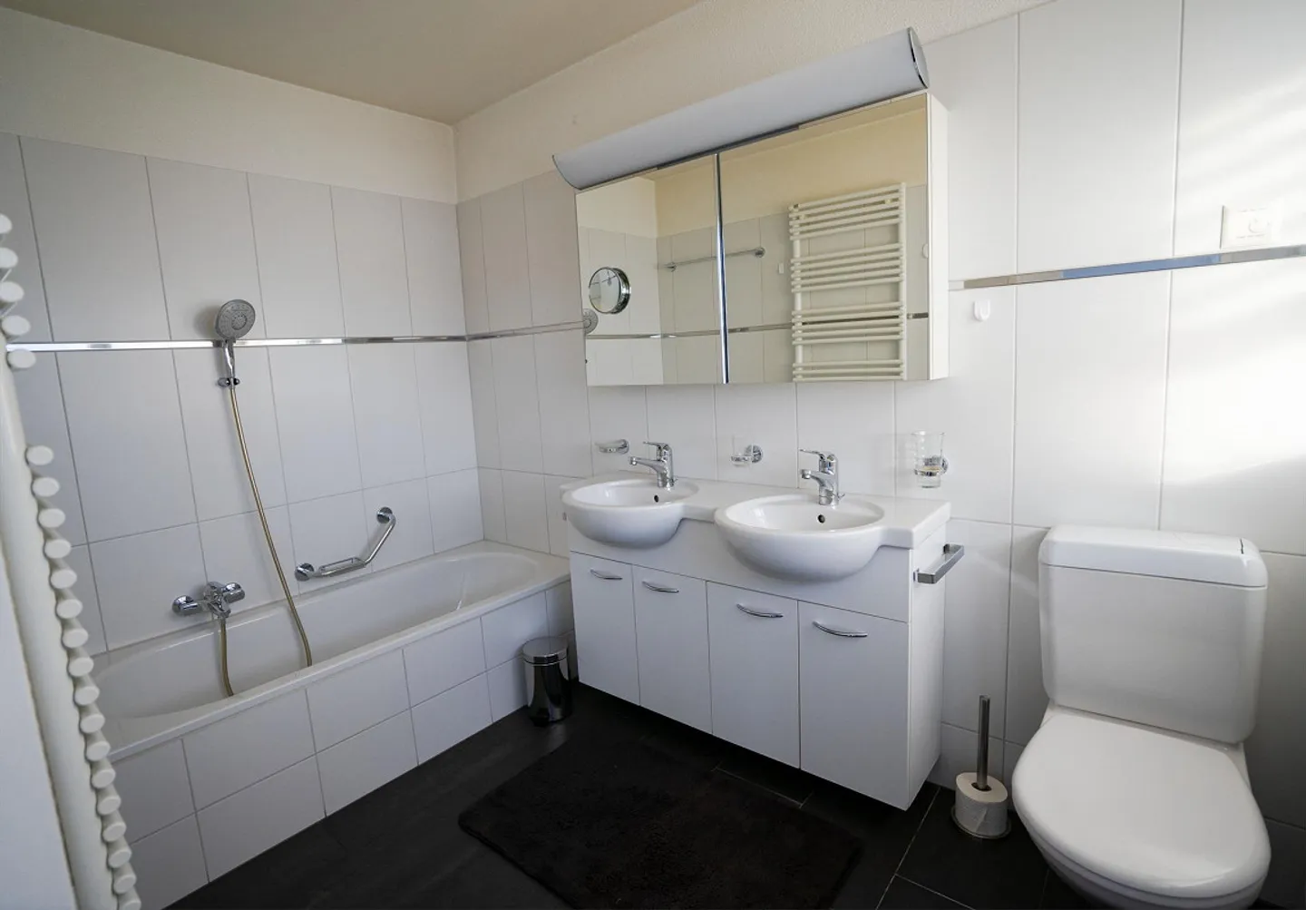 Appartement en attique bien entretenu dans un emplacement central avec vue sur le lac et panoramique - Photo 11 sur 12