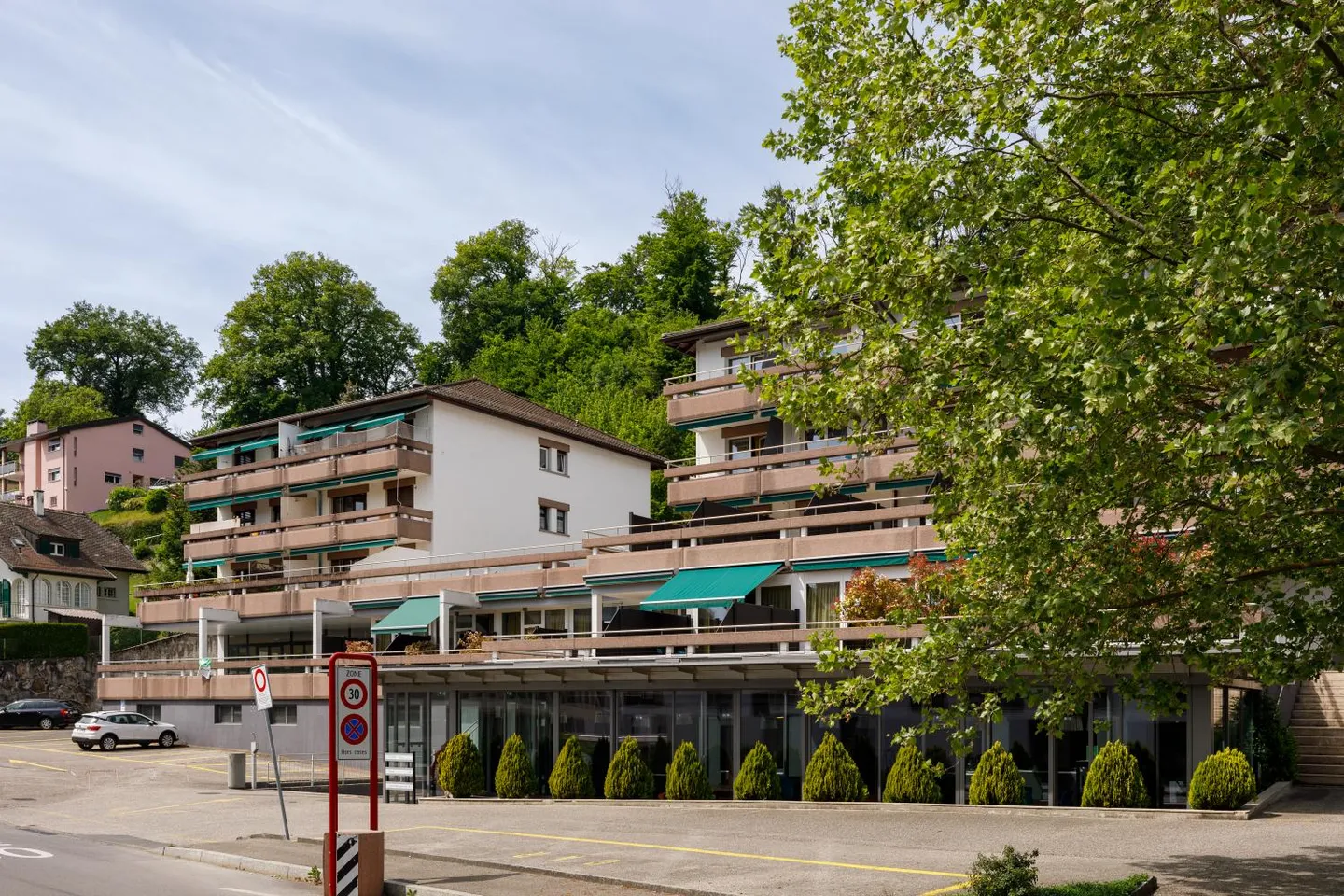 Offener Raum mit Parkplätzen - Foto 1 von 3