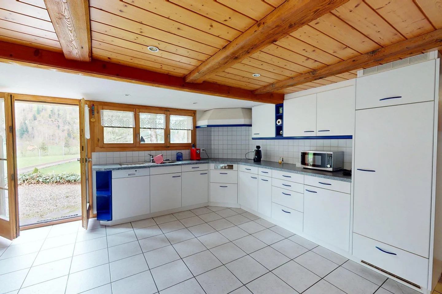 Charming House with Stunning Views - Photo 6 of 12