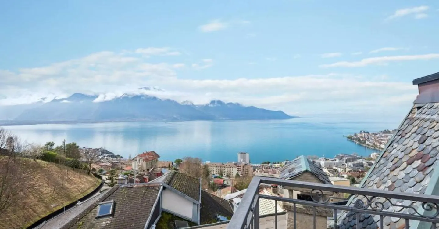 Maison de Village avec Vue sur le Lac - Photo 1 sur 12