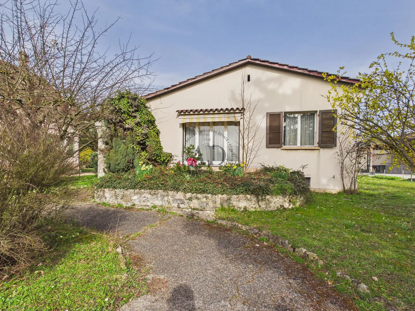 Single house for sale - Photo 1 of 2