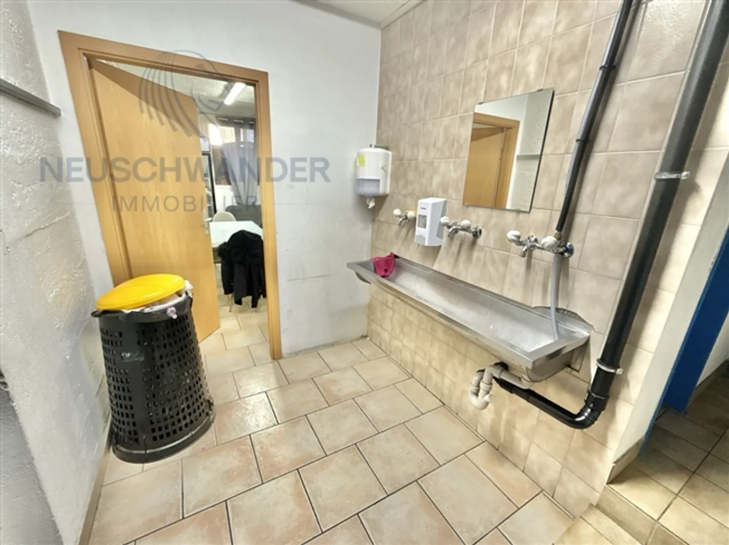 «Ideal gelegene Werkstatt mit ausreichend Parkplätzen» - Foto 3 von 13