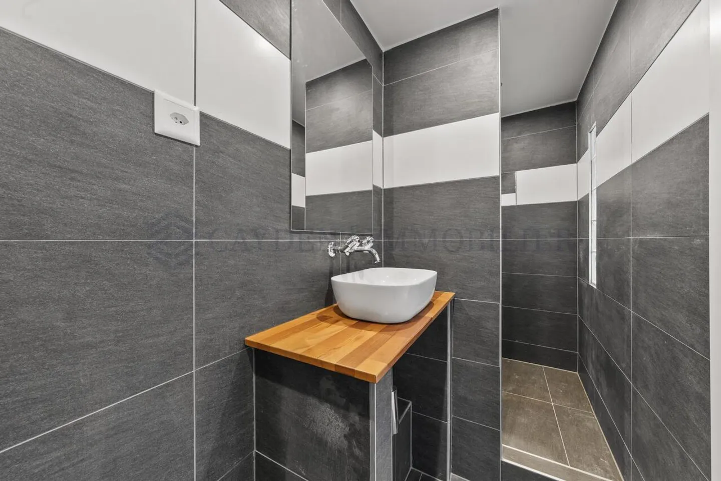 Residential building 9 rooms - Photo 1 of 14