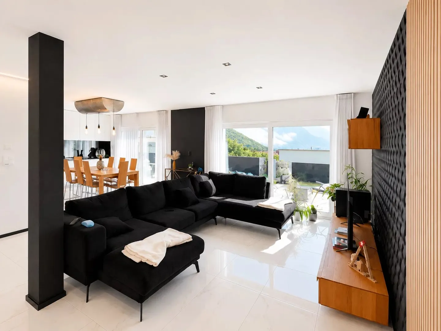 Contemporary Villa with Stunning Views - Photo 2 of 11