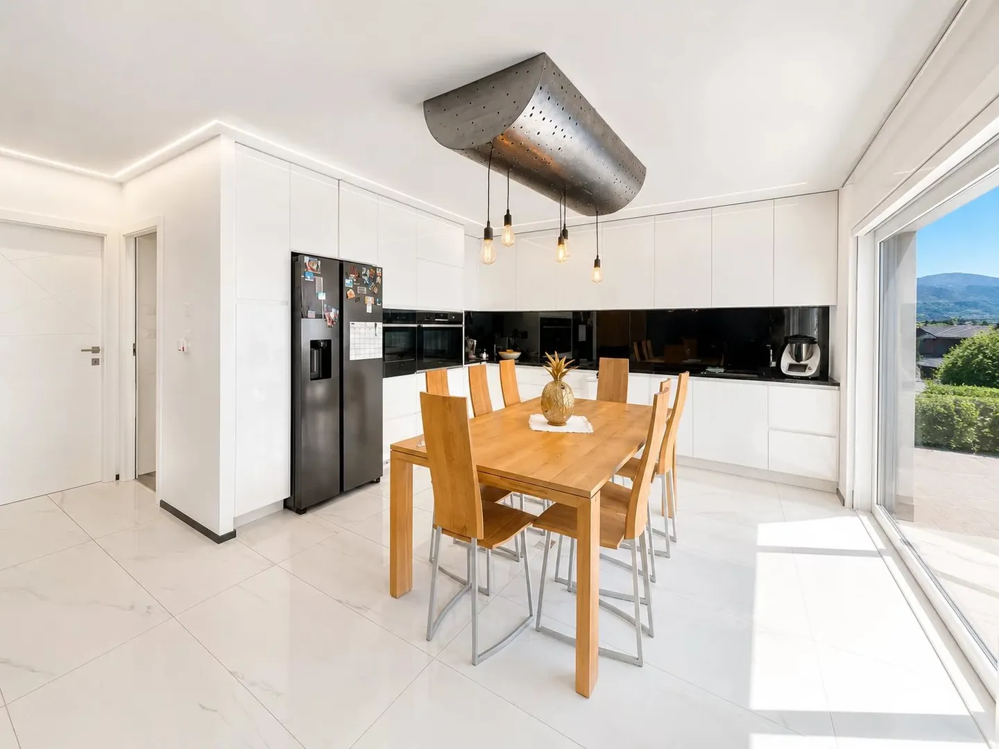 Contemporary Villa with Stunning Views - Photo 3 of 11